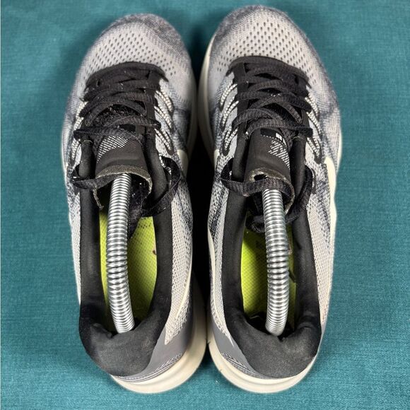 Size 9.5 - Women’s Nike Free Rn Flyknit shoes - Picture 6 of 8